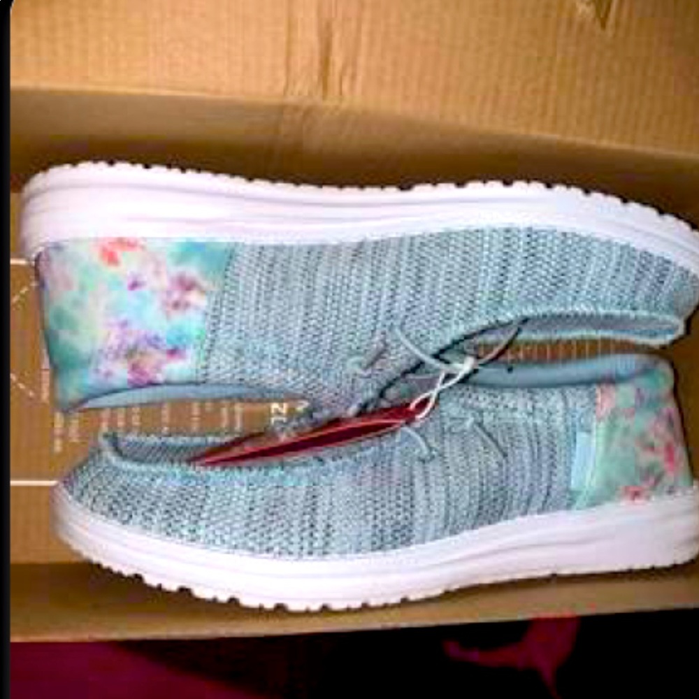 ISO these pairs of hey dude. Size 6 only TY :)